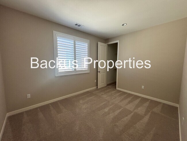 Building Photo - Three Bedroom Home in Hollister