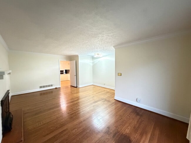 Building Photo - Lovely 4 Bedroom and 3 Bath House!