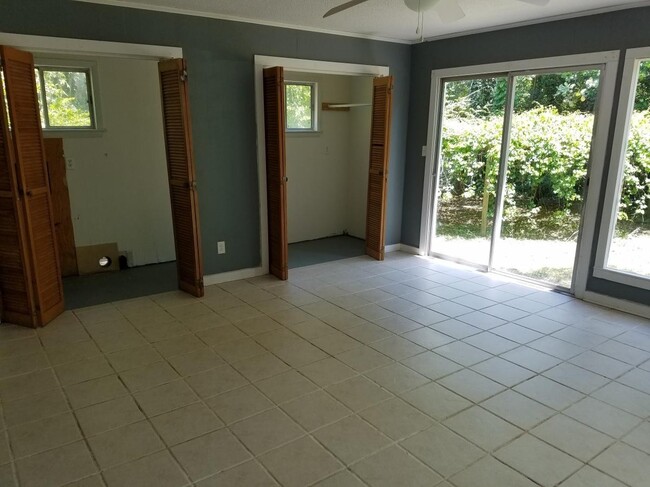 Building Photo - 3 Sherwood Ln