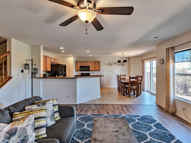 Building Photo - Spacious 3 Bedroom 2 1/2 Bath in Castle Rock!