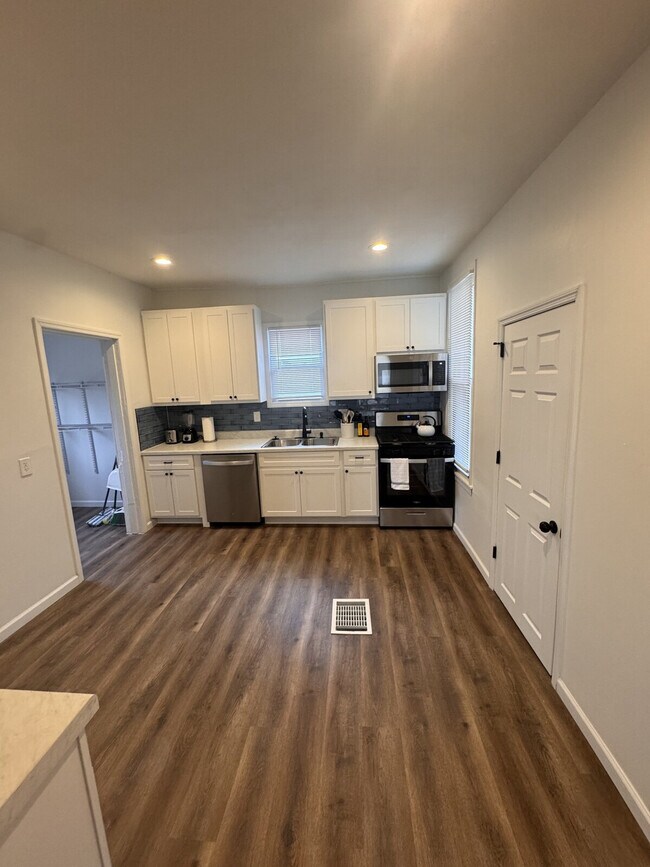 Building Photo - 6559 Hoffman Ave