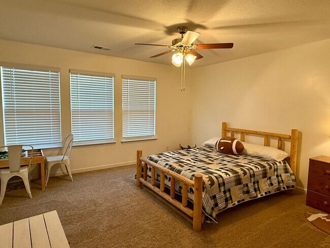 Building Photo - Beautiful 4 bedroom 2.5 bath home located in the Cliffs subdivision!