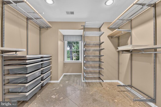 Building Photo - 1022 Delf Dr