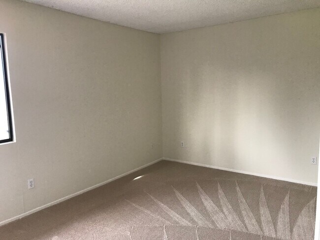 Building Photo - Charming and Conveniently Located Townhome...