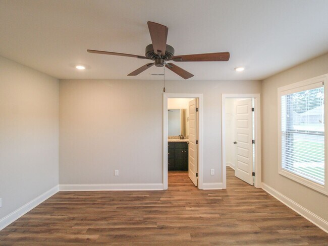 Building Photo - 4 BR - 3 Baths -  Cable, Internet & Lawn-care and Pest Control Included!