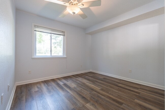 Building Photo - MOVE IN READY 2-bedroom in Virginia Beach!