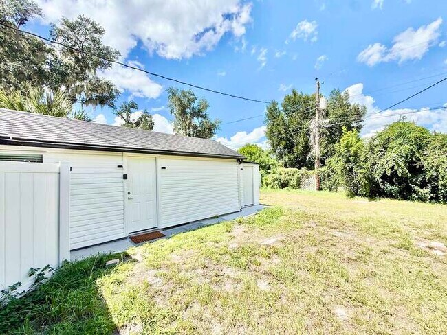 Building Photo - 1704 E Elm Rd