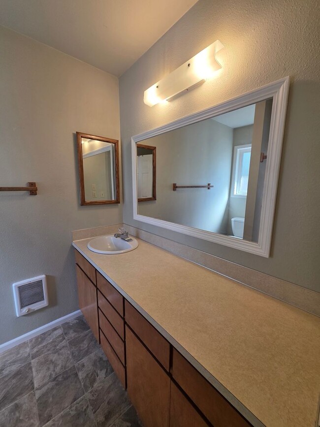 Building Photo - Charming 3 bedroom 2 bath