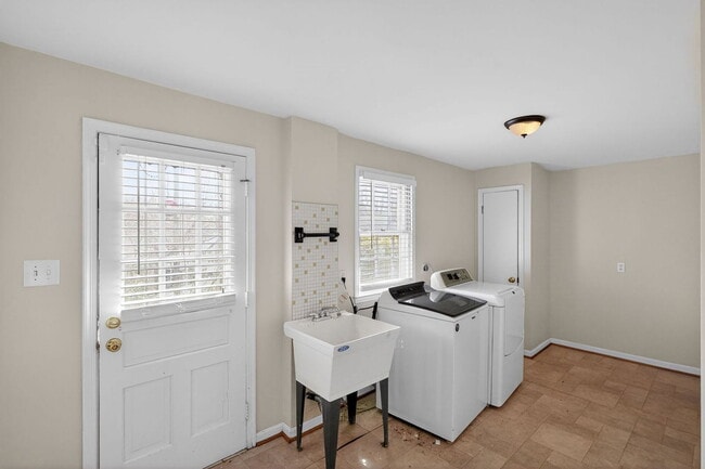 Building Photo - 12203 Westview Dr