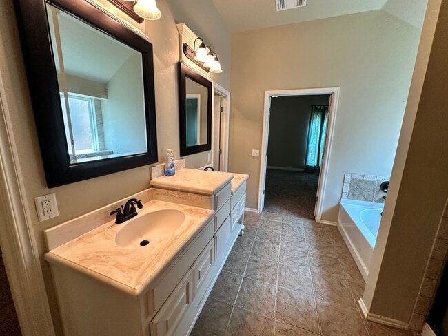 Building Photo - 4 bed 2 bath in Edmond