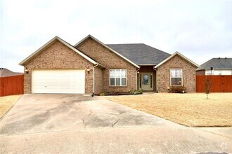 Building Photo - 3 bedroom 2 bath home in Centerton, 2 car ...