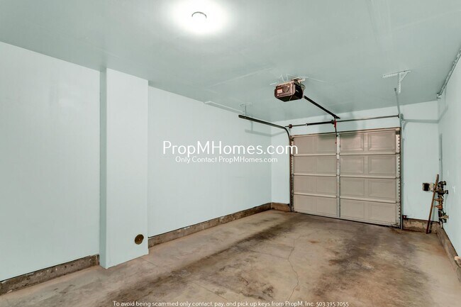 Building Photo - Spacious Townhome in Tanasbourne!