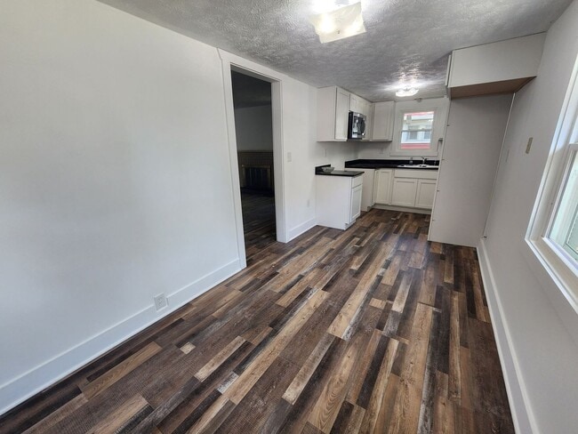 Building Photo - 3 bed 1 bath Ranch