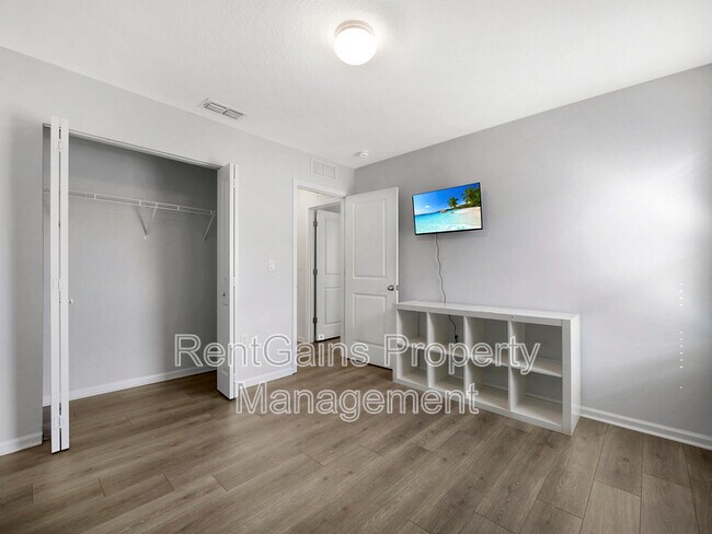 Building Photo - 597 Meadow Ridge Dr