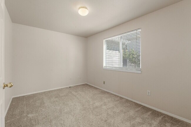 Building Photo - Spacious 4BR + Office Home in Pine Creek (...