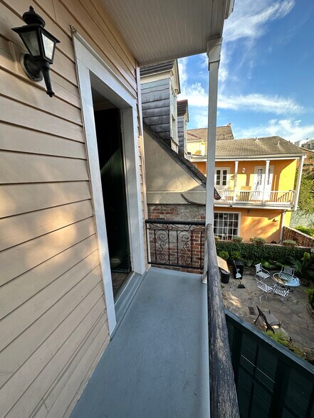 Gallery to entrance - 821 Barracks St