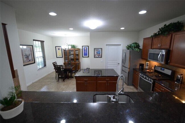 Building Photo - 1211 Majestic Oak