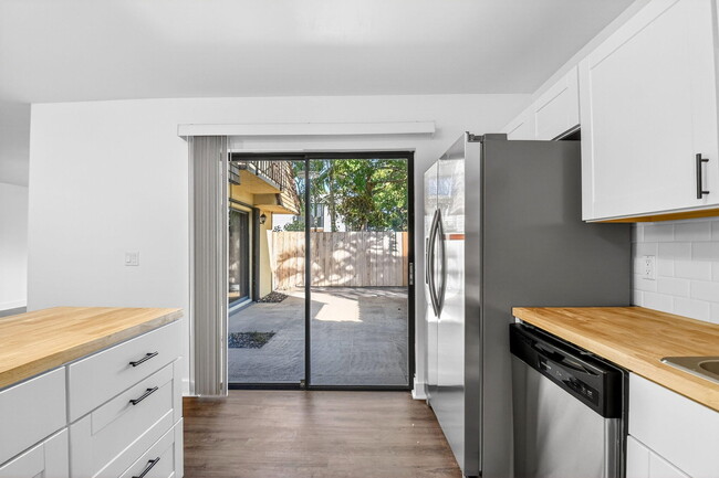 Building Photo - 198 Lake Arbor Dr