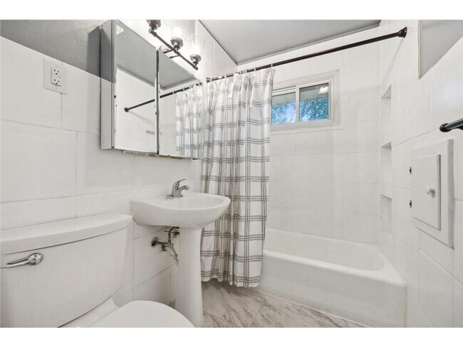 Building Photo - 4 Bed - 2 Bath Brooklyn Park Home with Lar...