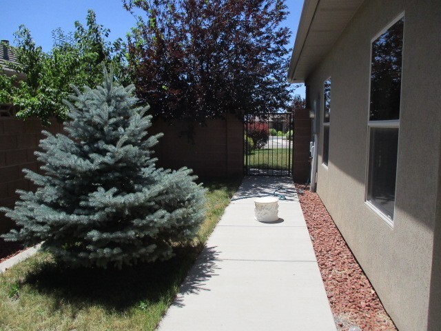 Building Photo - 3 Bedroom 2 bath Single Level - Single Family Home