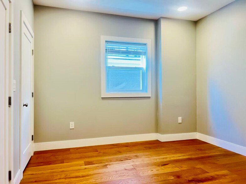 Building Photo - 19 Plymouth St