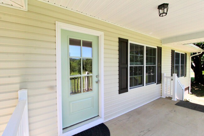 Building Photo - Stunning Home with Breathtaking Blue Ridge Mountain Views!   3 Bedrooms | 2 Baths