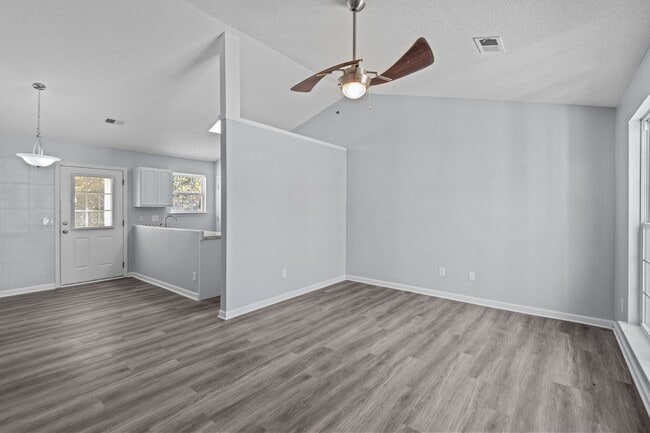 Building Photo - Beautiful 3 bedroom HOME