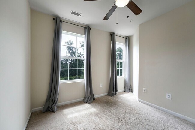 Building Photo - Spacious 3-Level END UNIT Townhome