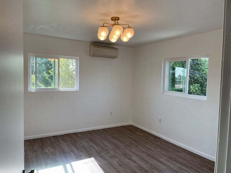2nd upstairs bedroom - 3959 S Van Ness Ave