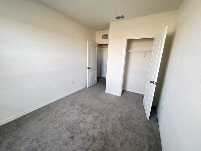 Building Photo - 1471