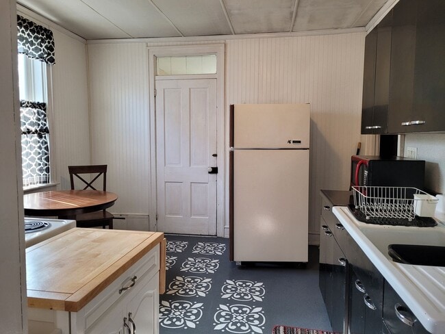 Building Photo - 206 Roxbury Rd