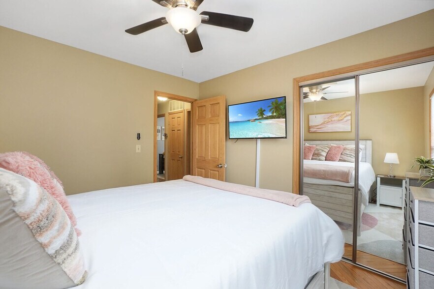 Building Photo - 255 Banbury Ave