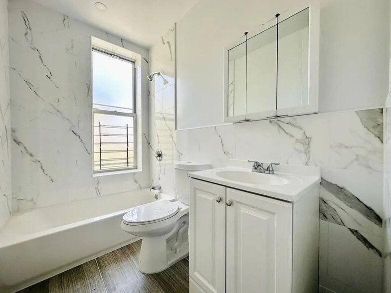 Building Photo - Crown Heights Room, HDTV, 24 min to Manhattan #537