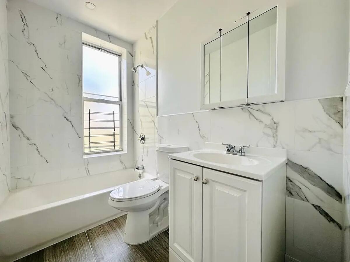 Building Photo - Crown Heights Room, HDTV, 24 min to Manhattan #537