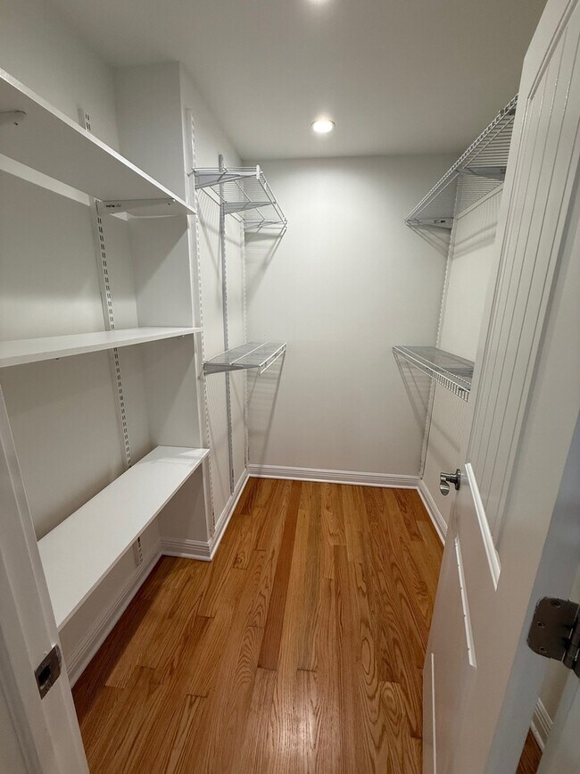 Building Photo - 5747 N Sheridan Rd