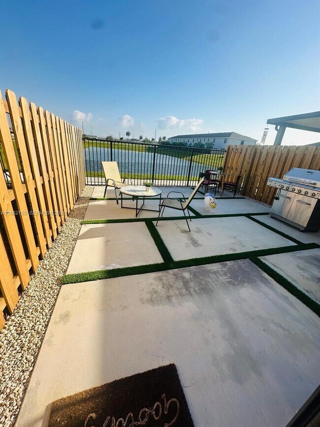 Building Photo - 437 NE 13th St