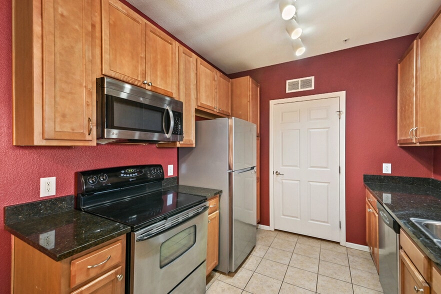 Building Photo - 3000 Blue Sky Cir