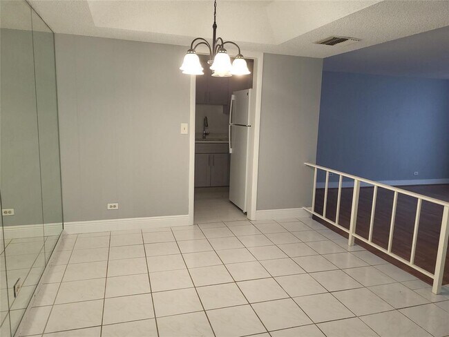 Building Photo - 3710 Inverrary Dr