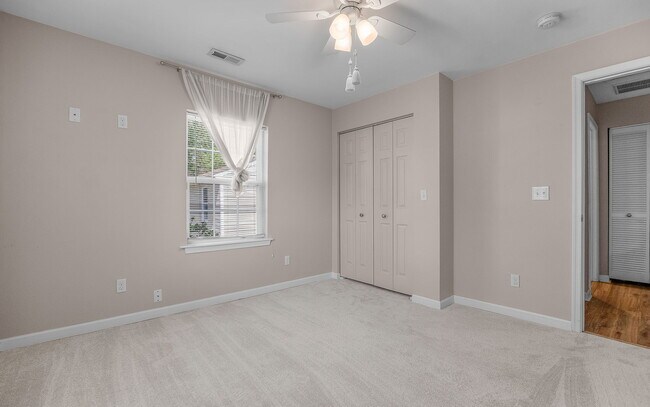 Building Photo - 2408 Sunset Dr