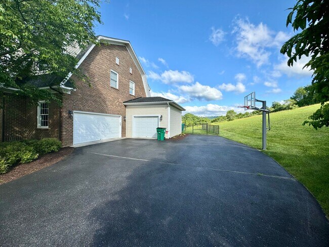 Building Photo - Charming Wyatt Farms Home with Stunning Vi...