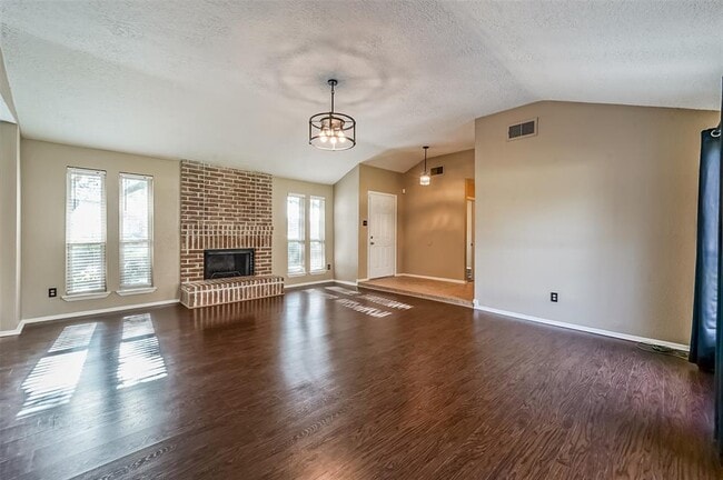 Building Photo - 1309 Oak Hollow Dr