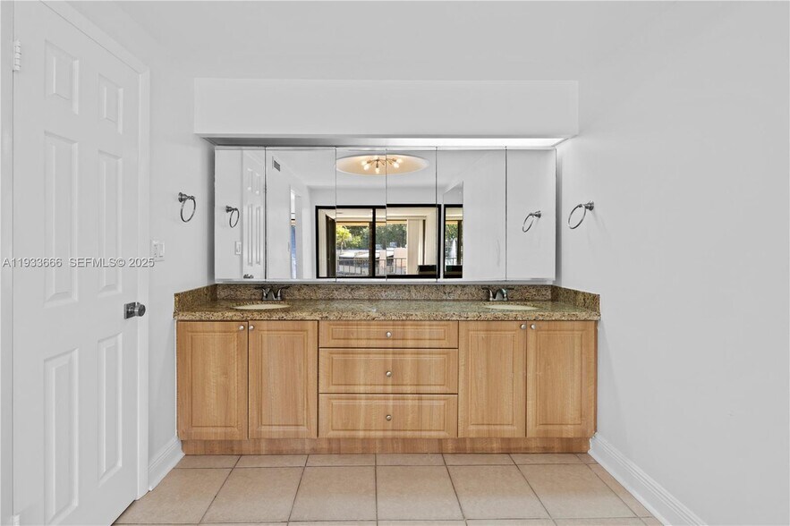 Building Photo - 15518 Braemar Ct