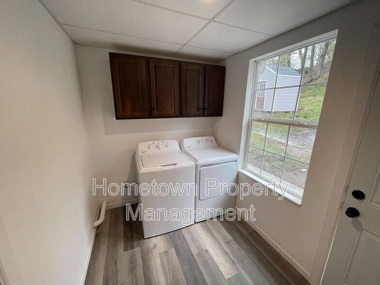 Building Photo - 252 River Rd