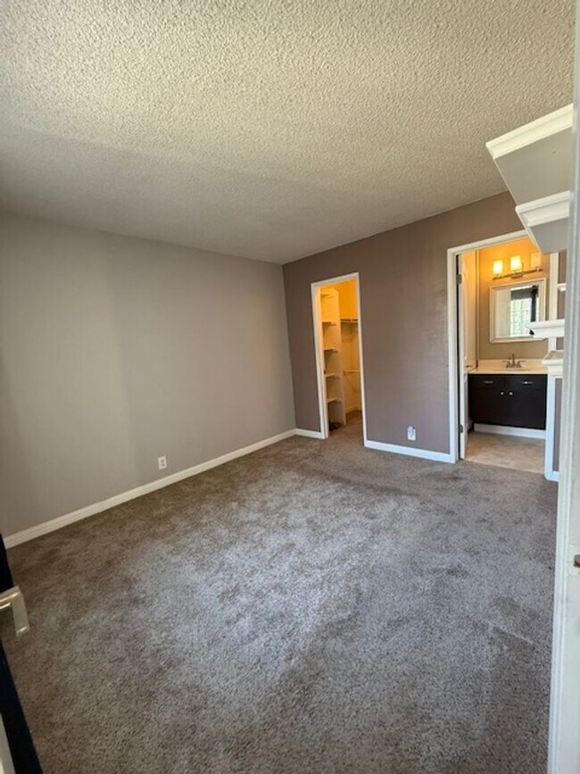 Building Photo - Lovely Eastlake condo