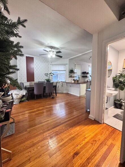 Building Photo - 2559 W Fullerton Ave