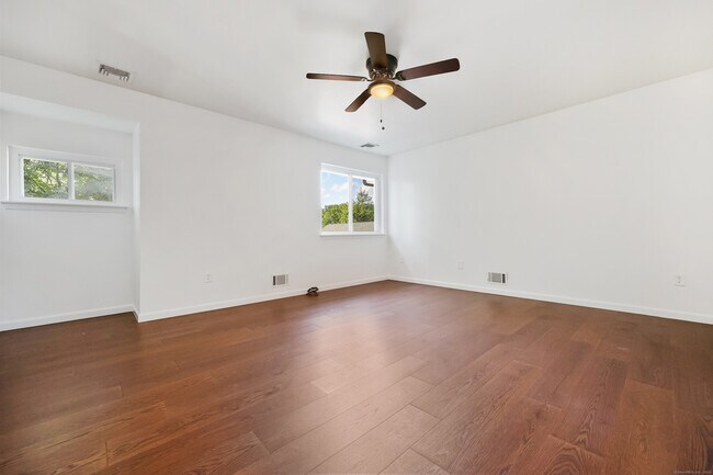 Building Photo - 75 Cos Cob Ave