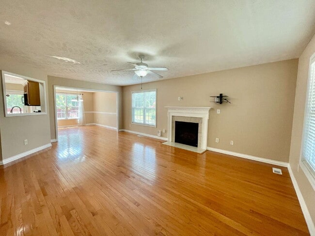 Building Photo - Spacious 4-Bed Haven With 2.5 Baths In Jac...