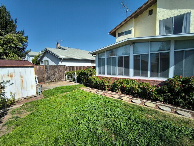 Building Photo - BEAUTIFUL TWO LEVEL 4BD/3BA HOME AVAILABLE IN MILPITAS, CA !!!!!!