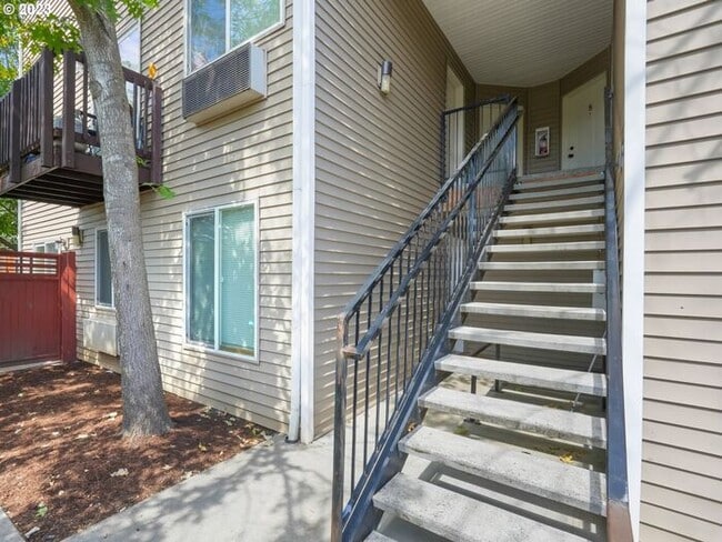 Building Photo - 2 bedroom 1.5 bath Condo! Washer and Dryer in unit!!