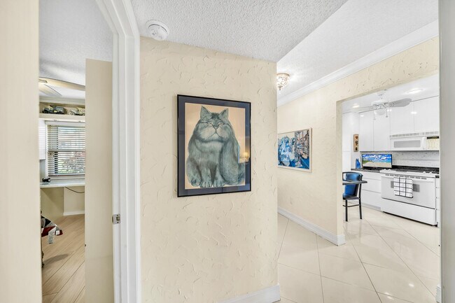 Building Photo - 9285 Vista del Lago